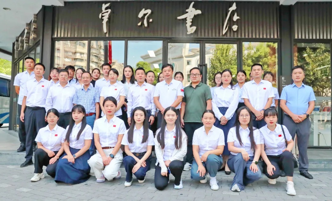 領(lǐng)略書法藝術(shù)之美 學(xué)習(xí)文化產(chǎn)業(yè)知識 集團(tuán)職工赴卓爾書店參觀學(xué)習(xí)