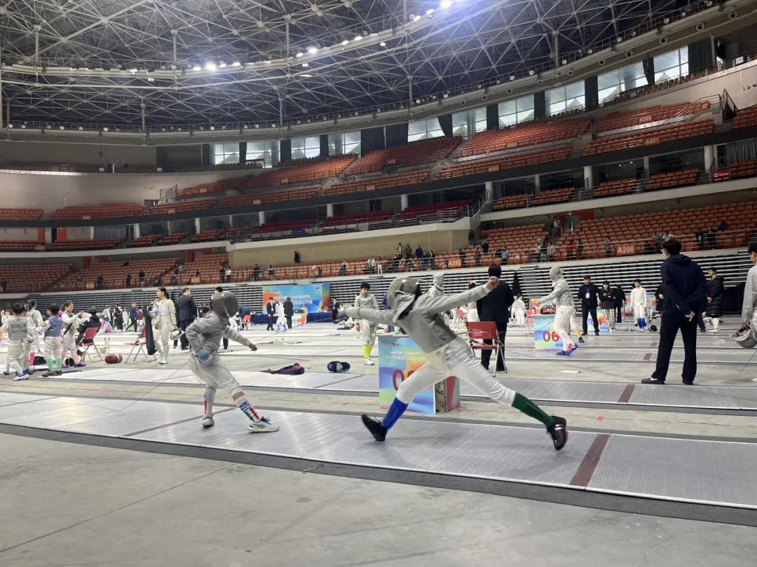 【陽光體育】劍指荊楚，榮耀加冕武漢經(jīng)開車谷擊劍隊(duì)閃耀2025湖北省擊劍公開賽
