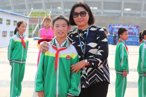 武漢體育中心助力貧困學(xué)生圓體育夢(mèng) ——羽毛球亞錦賽公益助學(xué)續(xù)篇(圖4) 武漢體育中心助力貧困學(xué)生圓體育夢(mèng) ——羽毛球亞錦賽公益助學(xué)續(xù)篇(圖4)