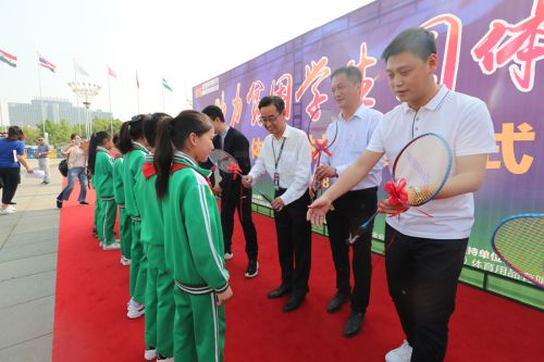 武漢體育中心助力貧困學(xué)生圓體育夢(mèng) ——羽毛球亞錦賽公益助學(xué)續(xù)篇(圖2) 武漢體育中心助力貧困學(xué)生圓體育夢(mèng) ——羽毛球亞錦賽公益助學(xué)續(xù)篇(圖2)