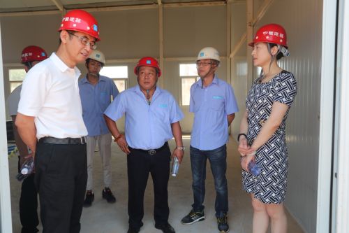 公司領(lǐng)導(dǎo)慰問(wèn)高溫作業(yè)人員(圖4) 公司領(lǐng)導(dǎo)慰問(wèn)高溫作業(yè)人員(圖4)