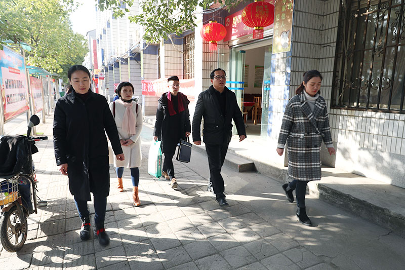 武漢體育中心春節(jié)前進(jìn)社區(qū)慰問(wèn)留守兒童(圖1) 武漢體育中心春節(jié)前進(jìn)社區(qū)慰問(wèn)留守兒童(圖1)