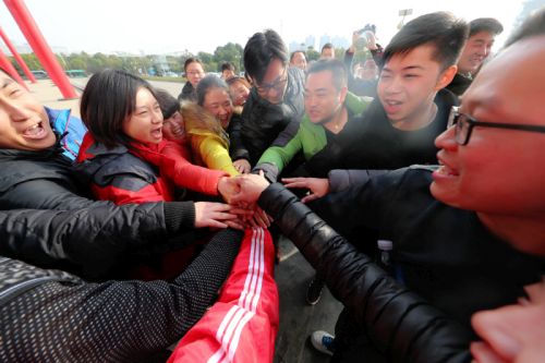 武漢體育中心衛(wèi)冕全區(qū)拔河比賽冠軍(圖3) 武漢體育中心衛(wèi)冕全區(qū)拔河比賽冠軍(圖3)