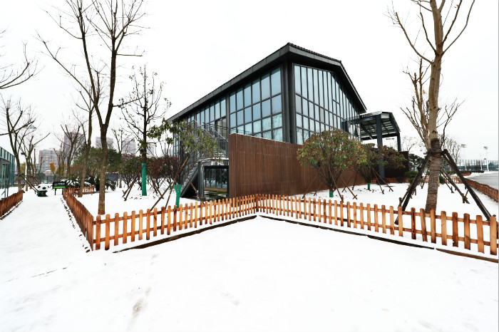 一場(chǎng)雪，體育中心美得不要不要的 但最美的風(fēng)景還是他們(圖1)