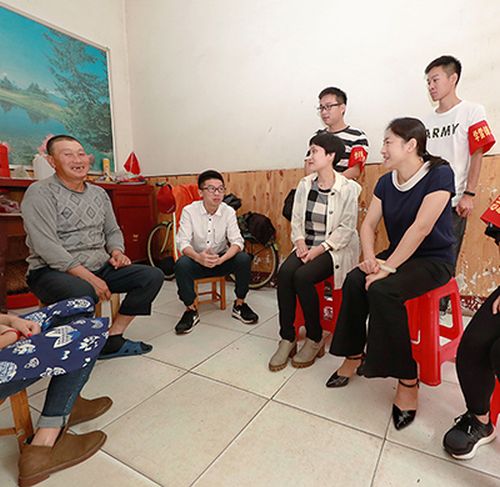 武漢體育中心志愿者走進社區(qū)慰問留守兒童(圖1) 武漢體育中心志愿者走進社區(qū)慰問留守兒童(圖1)