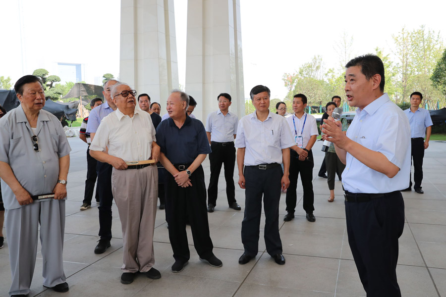 省老領導考察武漢體育中心(圖1) 省老領導考察武漢體育中心(圖1)