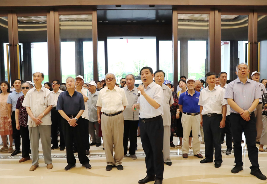 省老領導考察武漢體育中心(圖2) 省老領導考察武漢體育中心(圖2)