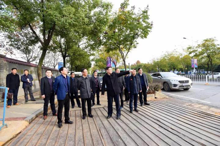 胡亞波現(xiàn)場調(diào)研推進(jìn)軍運(yùn)會改造項目建設(shè)(圖5)