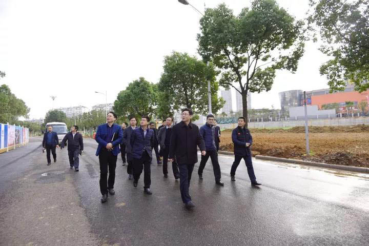 胡亞波現(xiàn)場調(diào)研推進(jìn)軍運(yùn)會改造項目建設(shè)(圖1)