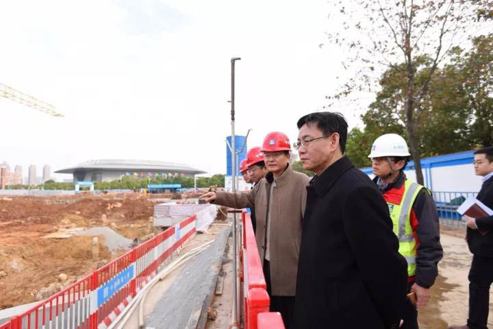 胡亞波現(xiàn)場調(diào)研推進(jìn)軍運(yùn)會改造項目建設(shè)(圖4)