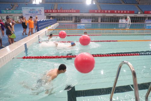 2018全民健身日活動暨水上趣味運動會在武漢體育中心游泳館清涼收官(圖3) 2018全民健身日活動暨水上趣味運動會在武漢體育中心游泳館清涼收官(圖3)