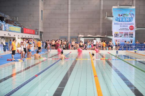 2018全民健身日活動暨水上趣味運動會在武漢體育中心游泳館清涼收官(圖1) 2018全民健身日活動暨水上趣味運動會在武漢體育中心游泳館清涼收官(圖1)