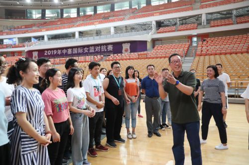 區(qū)總工會(huì)為武漢體育中心“送清涼”(圖1) 區(qū)總工會(huì)為武漢體育中心“送清涼”(圖1)