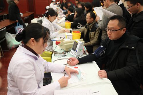 獻(xiàn)出一滴血 匯聚一份愛 ——武漢體育中心組織開展無償獻(xiàn)血活動(圖7) 獻(xiàn)出一滴血 匯聚一份愛 ——武漢體育中心組織開展無償獻(xiàn)血活動(圖7)