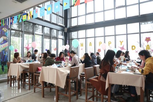 巧手做糕點，甜蜜迎佳節(jié) ▏武漢體育中心舉行“三八”婦女節(jié)關愛活動(圖1)