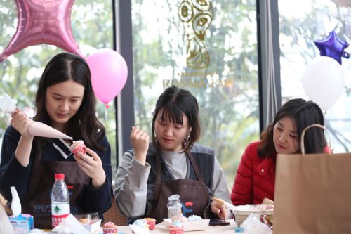 巧手做糕點，甜蜜迎佳節(jié) ▏武漢體育中心舉行“三八”婦女節(jié)關愛活動(圖2)