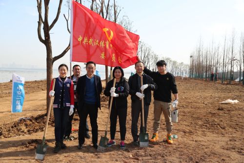 公司領(lǐng)導(dǎo)參加全區(qū)義務(wù)植樹活動(圖2) 公司領(lǐng)導(dǎo)參加全區(qū)義務(wù)植樹活動(圖2)