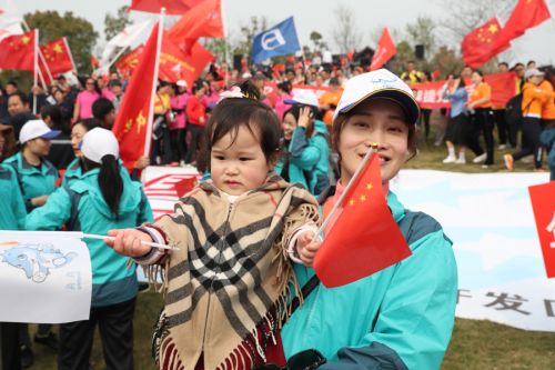 “與軍運(yùn)同行”徒步活動(dòng)上演“快閃” 武漢體育中心作為企業(yè)代表隊(duì)第一方陣登場(圖15) “與軍運(yùn)同行”徒步活動(dòng)上演“快閃” 武漢體育中心作為企業(yè)代表隊(duì)第一方陣登場(圖15)