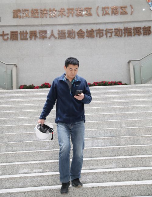 傳工匠精神 做匠心青年 創(chuàng)優(yōu)質(zhì)工程 ——武漢體育中心軍運(yùn)會(huì)場館建設(shè)者陳海礁側(cè)記(圖2) 傳工匠精神 做匠心青年 創(chuàng)優(yōu)質(zhì)工程 ——武漢體育中心軍運(yùn)會(huì)場館建設(shè)者陳海礁側(cè)記(圖2)