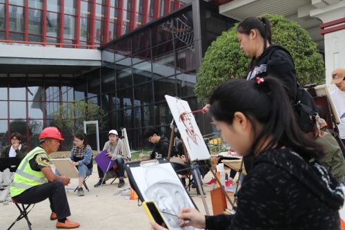 致敬軍運(yùn)勞動者 手繪最美奮斗人 華師美院學(xué)生為軍運(yùn)會建設(shè)者畫像(圖2) 致敬軍運(yùn)勞動者 手繪最美奮斗人 華師美院學(xué)生為軍運(yùn)會建設(shè)者畫像(圖2)