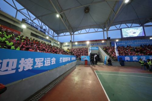 為勞動者而歌 為軍運(yùn)會而舞 迎“五一”武漢開發(fā)區(qū)為800軍運(yùn)建設(shè)者送演出(圖2) 為勞動者而歌 為軍運(yùn)會而舞 迎“五一”武漢開發(fā)區(qū)為800軍運(yùn)建設(shè)者送演出(圖2)