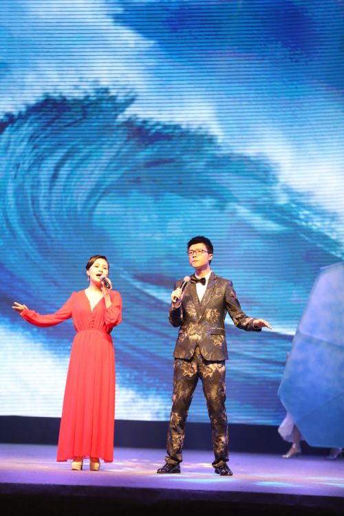 為勞動者而歌 為軍運(yùn)會而舞 迎“五一”武漢開發(fā)區(qū)為800軍運(yùn)建設(shè)者送演出(圖6) 為勞動者而歌 為軍運(yùn)會而舞 迎“五一”武漢開發(fā)區(qū)為800軍運(yùn)建設(shè)者送演出(圖6)