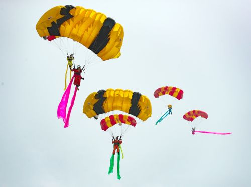 2019國(guó)際航聯(lián)世界飛行者大會(huì)在我區(qū)開幕 頂尖飛行員翱翔“天空之城”(圖17) 2019國(guó)際航聯(lián)世界飛行者大會(huì)在我區(qū)開幕 頂尖飛行員翱翔“天空之城”(圖17)