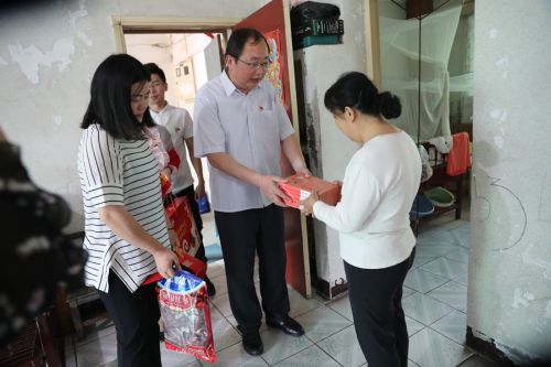 公司慰問(wèn)患病兒童(圖1) 公司慰問(wèn)患病兒童(圖1)