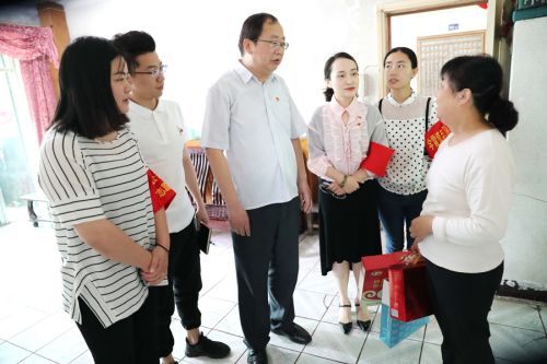 公司慰問(wèn)患病兒童(圖2) 公司慰問(wèn)患病兒童(圖2)