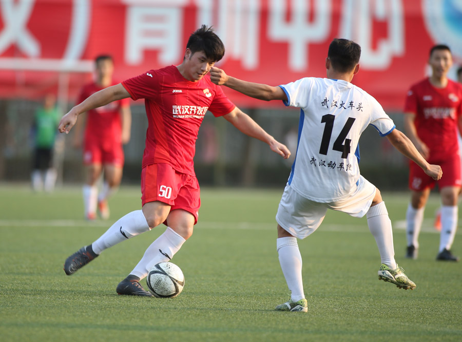 全市職工足球聯(lián)賽第二階段比賽 ▏車(chē)都綠茵5:0大勝動(dòng)車(chē)組武漢客運(yùn)段(圖2) 全市職工足球聯(lián)賽第二階段比賽 ▏車(chē)都綠茵5:0大勝動(dòng)車(chē)組武漢客運(yùn)段(圖2)