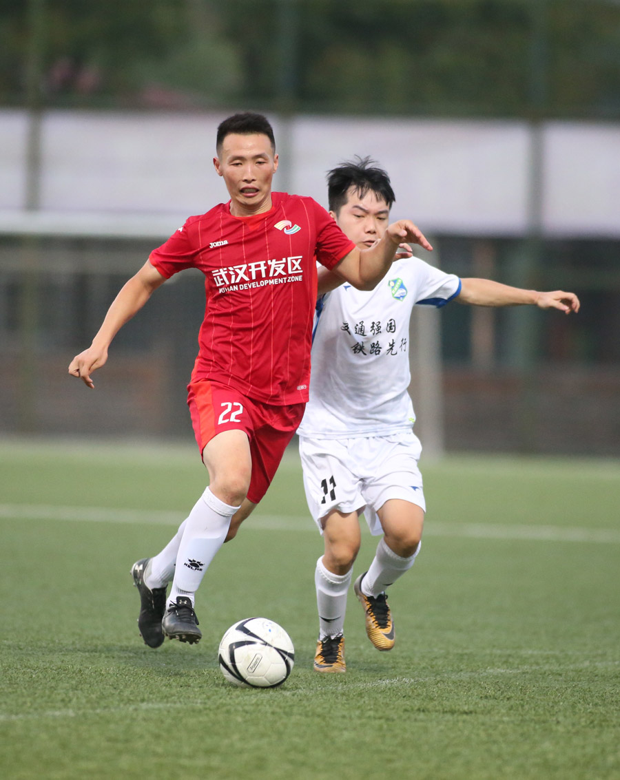 全市職工足球聯(lián)賽第二階段比賽 ▏車(chē)都綠茵5:0大勝動(dòng)車(chē)組武漢客運(yùn)段(圖4) 全市職工足球聯(lián)賽第二階段比賽 ▏車(chē)都綠茵5:0大勝動(dòng)車(chē)組武漢客運(yùn)段(圖4)