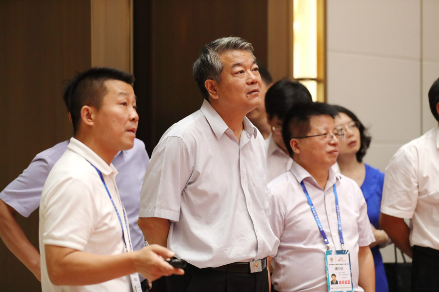 李兵調(diào)研武漢體育中心(圖2) 李兵調(diào)研武漢體育中心(圖2)