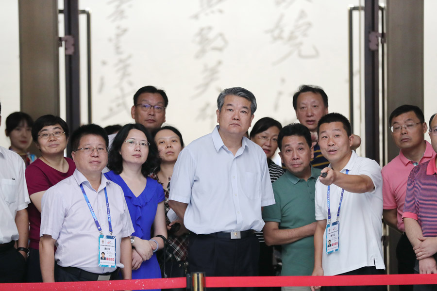 李兵調(diào)研武漢體育中心(圖1) 李兵調(diào)研武漢體育中心(圖1)