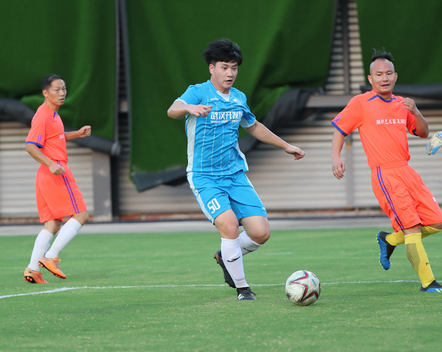 車都綠茵隊(duì)晉級(jí)半決賽(圖5) 車都綠茵隊(duì)晉級(jí)半決賽(圖5)