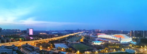 軍運會倒計時30天  燈海點亮“軍運”主場夜色  中國車都，熠熠發(fā)光(圖2)