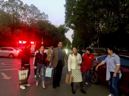 武漢體育中心慰問留守兒童(圖1)