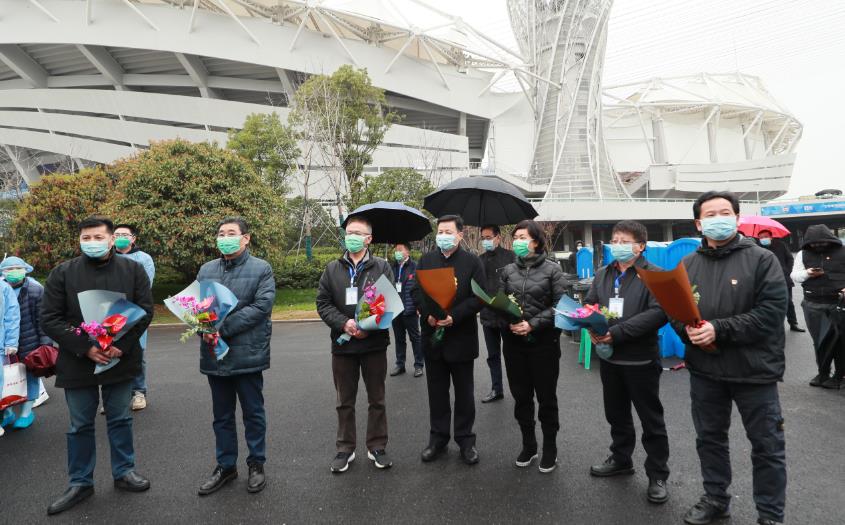 武漢體育中心方艙醫(yī)院迎來“出艙”高峰 164名患者康復(fù)出院 彭浩等領(lǐng)導(dǎo)慰問治愈患者(圖2) 武漢體育中心方艙醫(yī)院迎來“出艙”高峰 164名患者康復(fù)出院 彭浩等領(lǐng)導(dǎo)慰問治愈患者(圖2)