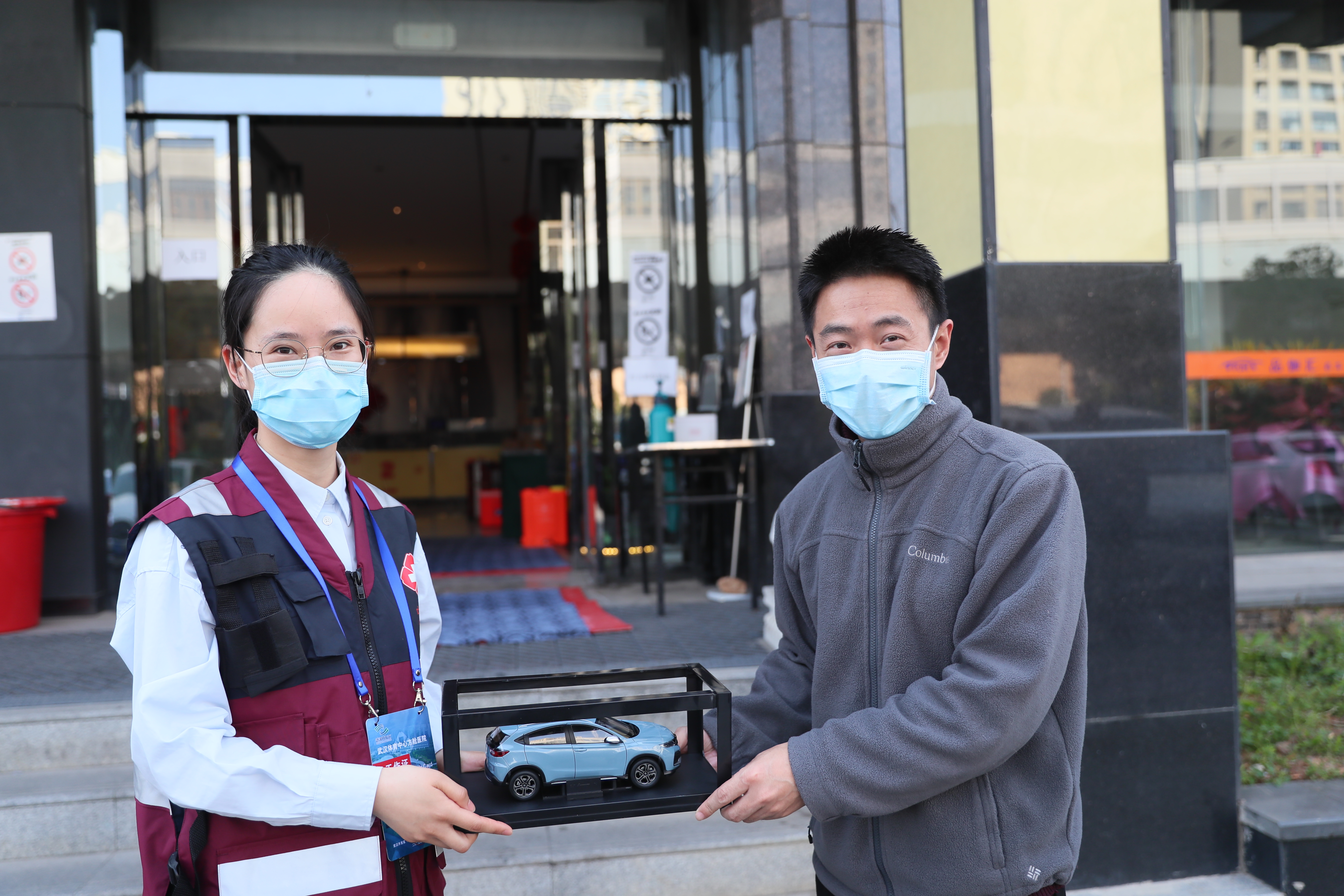 體育中心方艙醫(yī)院管理小組慰問國(guó)家疾控中心援鄂團(tuán)隊(duì)(圖4) 體育中心方艙醫(yī)院管理小組慰問國(guó)家疾控中心援鄂團(tuán)隊(duì)(圖4)