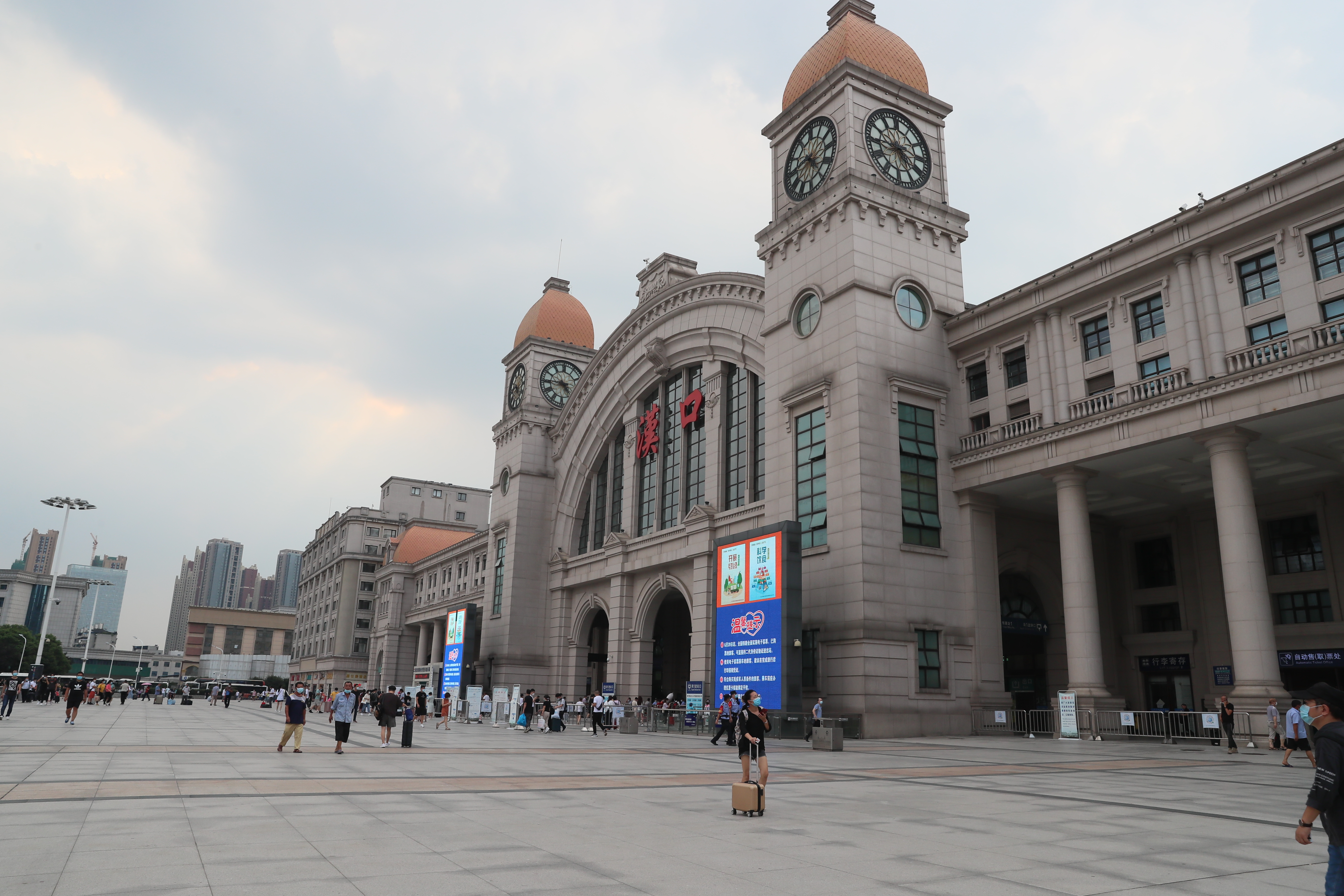 王旗華慰問(wèn)漢口火車站疫情防控人員(圖2)