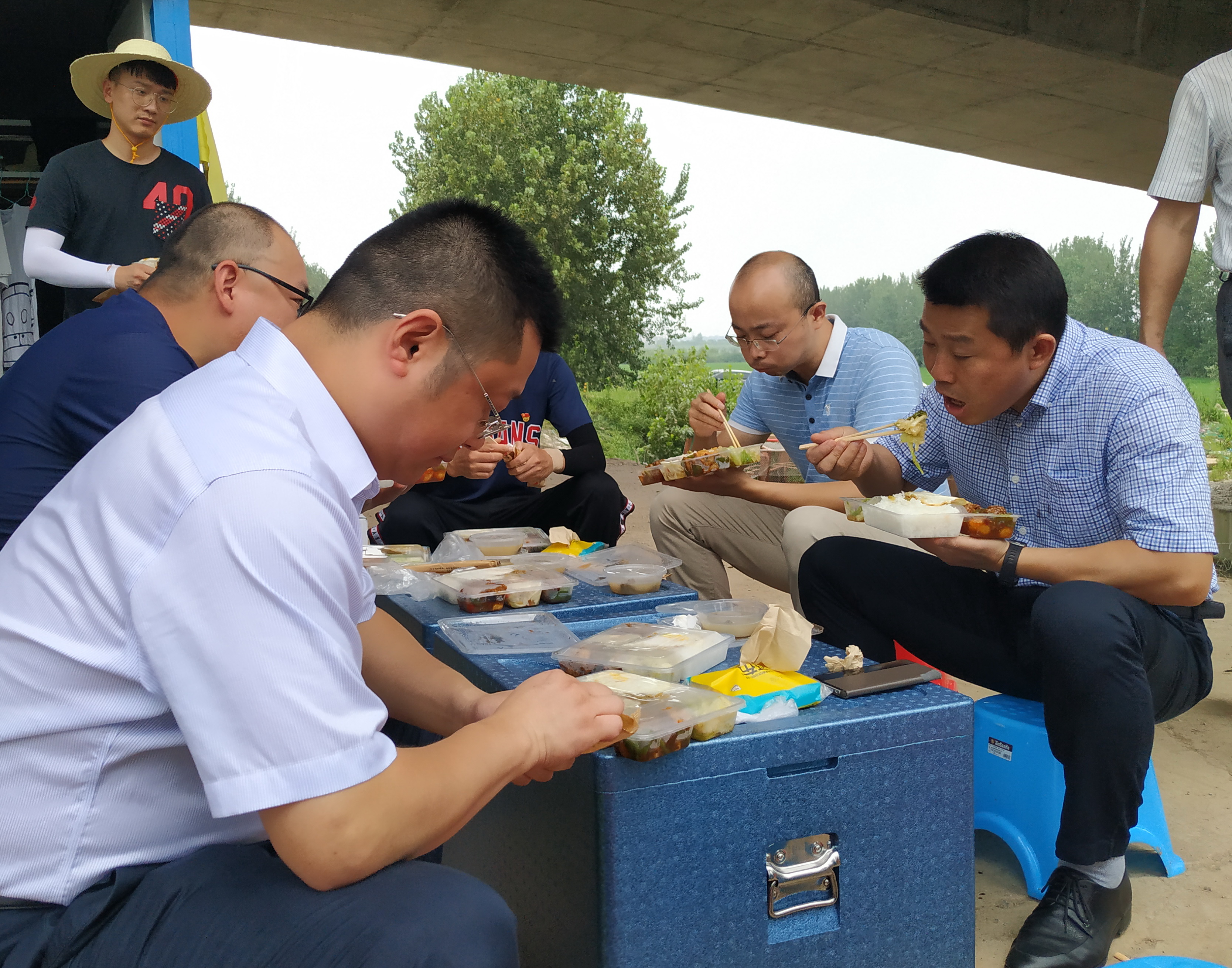 公司領(lǐng)導上堤檢查防汛(圖2)