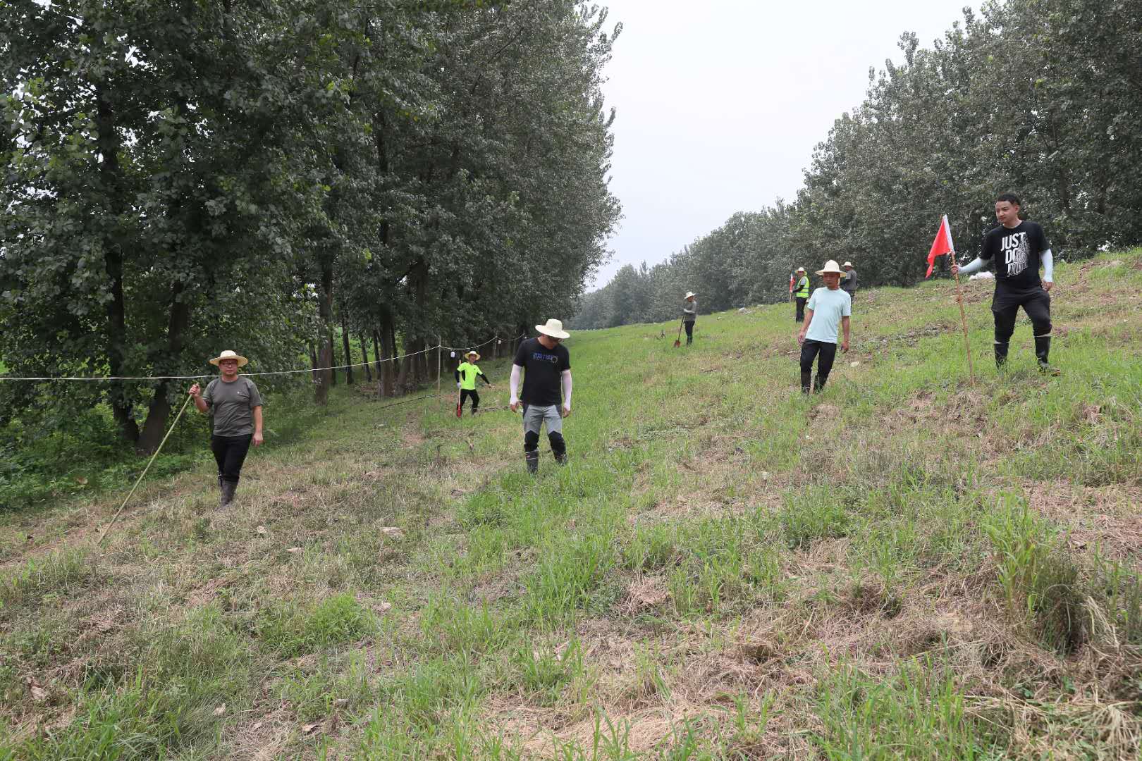 吳志鋒帶隊(duì)巡堤(圖5) 吳志鋒帶隊(duì)巡堤(圖5)