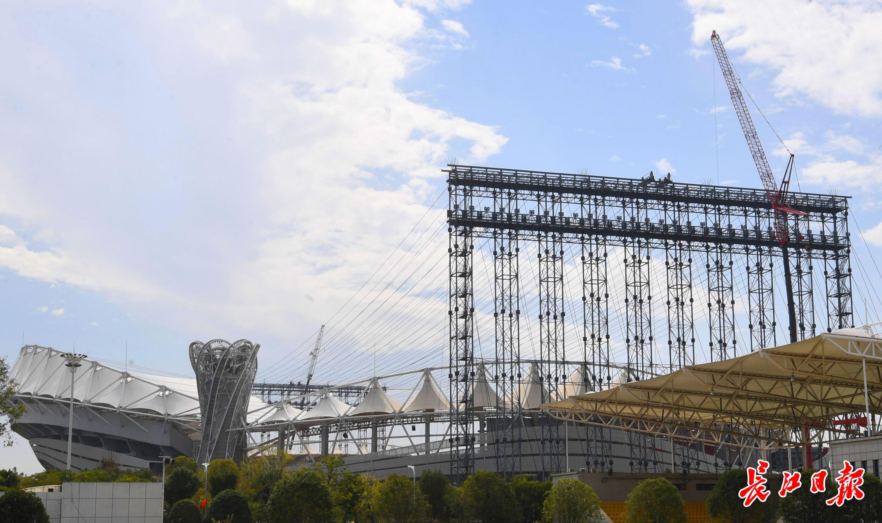 軍運(yùn)會開幕式“幕后英雄”威亞塔開始拆除，1500噸回收鋼材將建籃球場等(圖5)