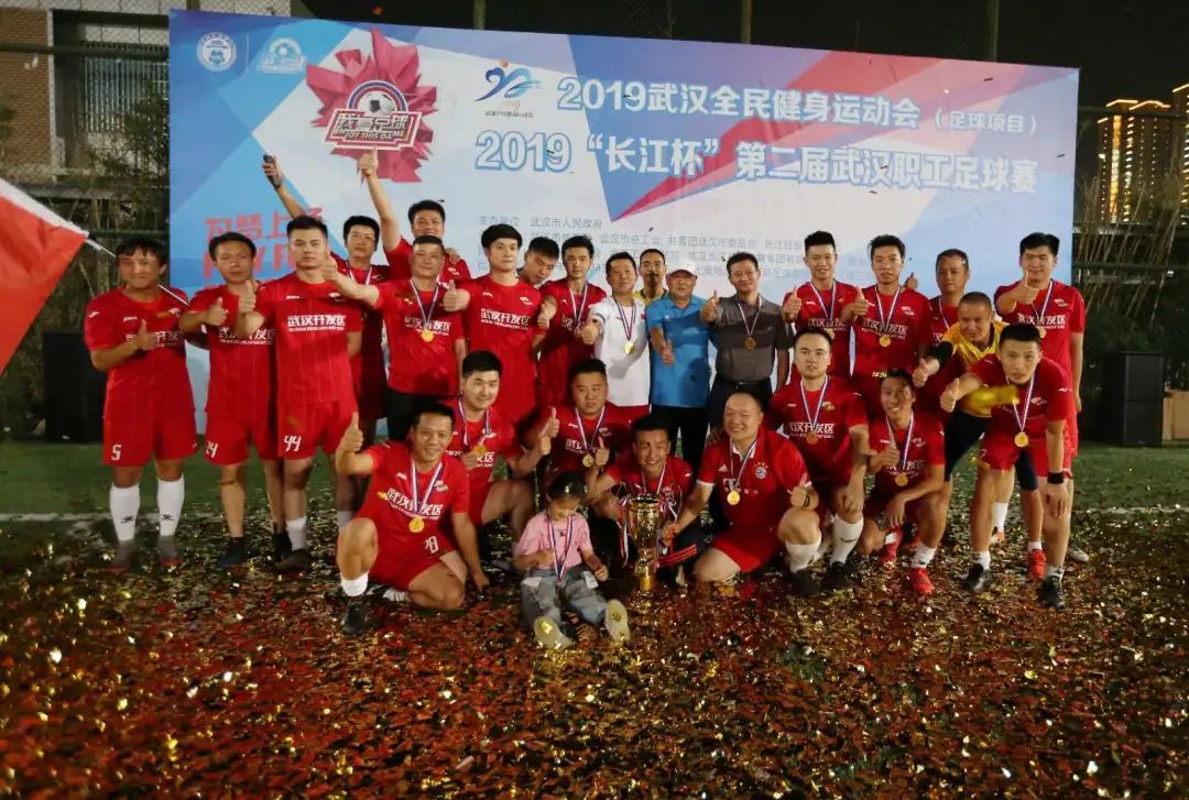 雙冠王來了 車都綠茵隊(duì)成功衛(wèi)冕冠軍(圖2) 雙冠王來了 車都綠茵隊(duì)成功衛(wèi)冕冠軍(圖2)