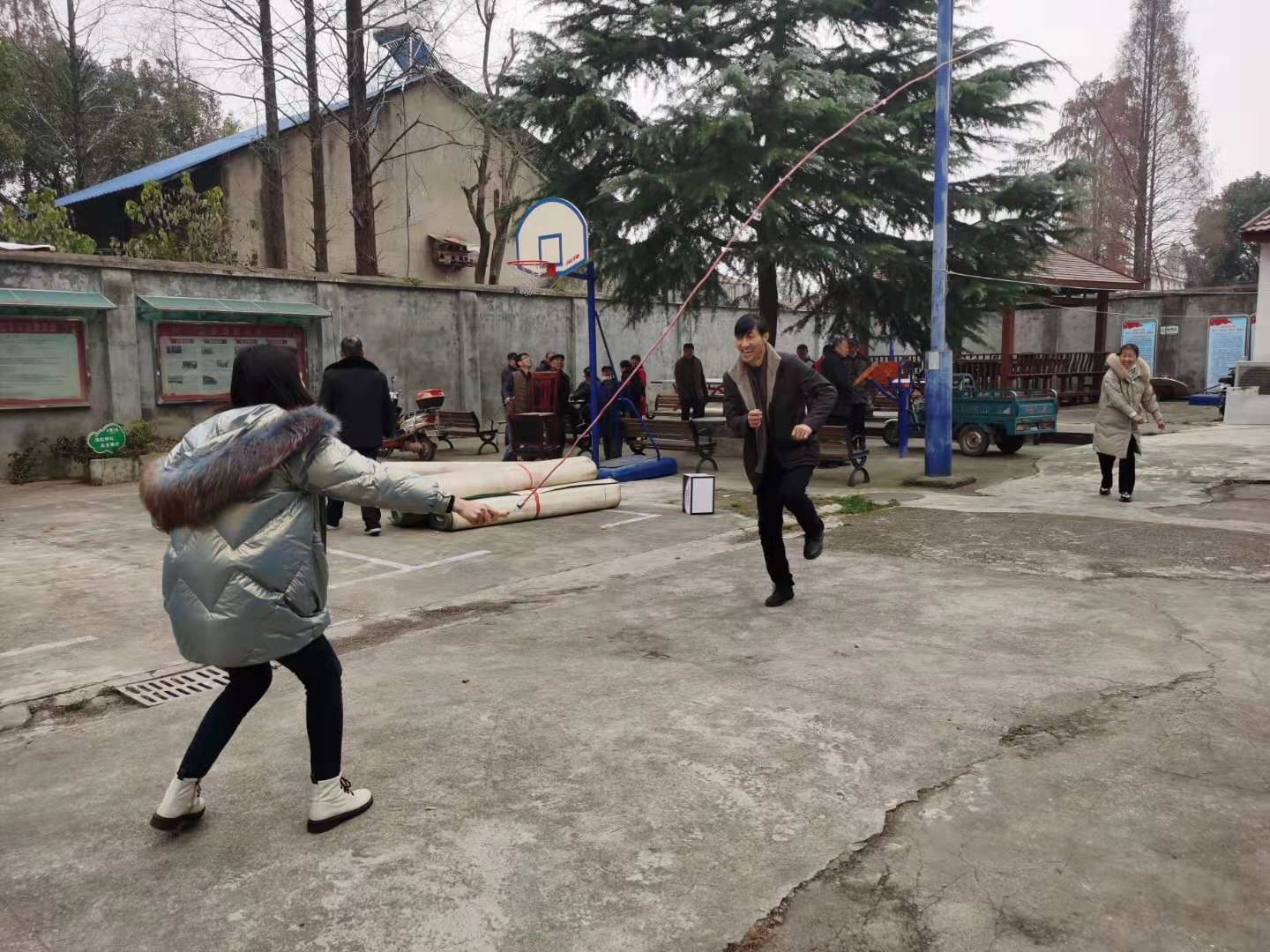 體育器材進(jìn)社區(qū)，結(jié)對共建“一家人”(圖4)