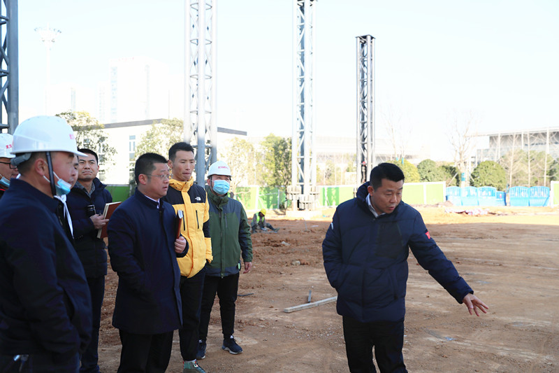 公司領(lǐng)導(dǎo)檢查軍運(yùn)會(huì)賽后利用項(xiàng)目建設(shè)(圖6) 公司領(lǐng)導(dǎo)檢查軍運(yùn)會(huì)賽后利用項(xiàng)目建設(shè)(圖6)