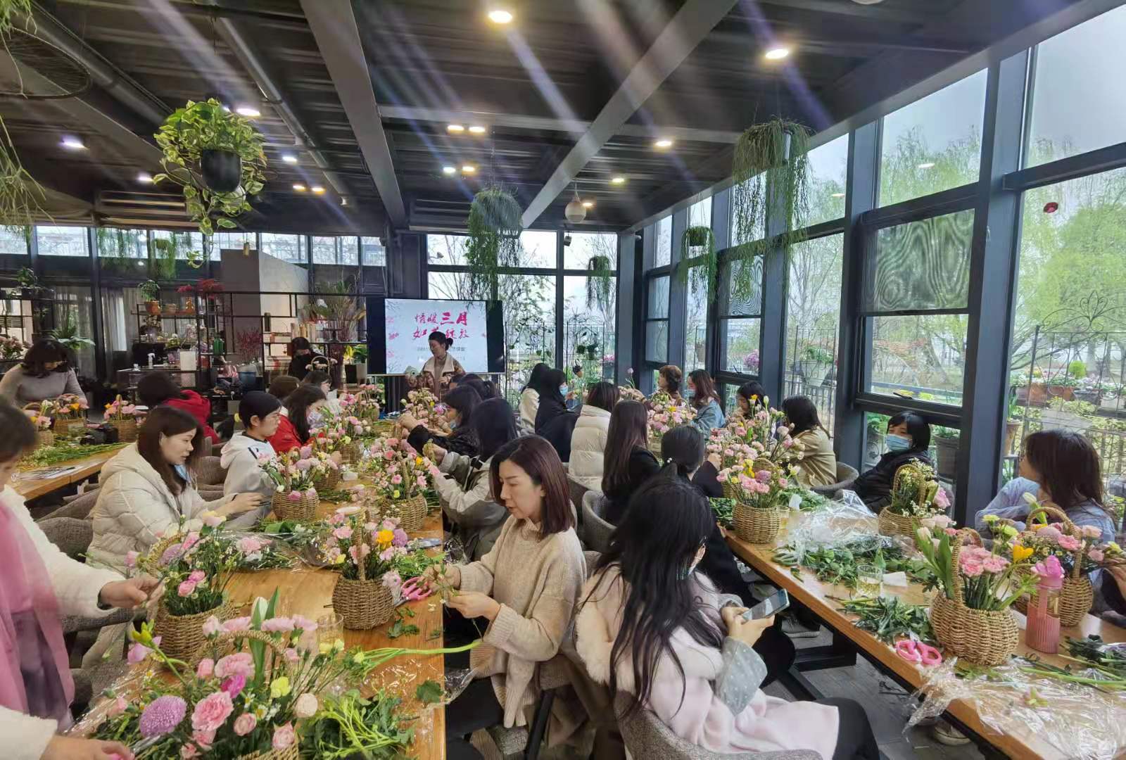 情暖三月 如花綻放 工會三八節(jié)花藝活動溫情上演(圖2) 情暖三月 如花綻放 工會三八節(jié)花藝活動溫情上演(圖2)